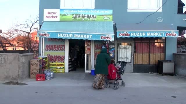 Hayırseverler bakkalın veresiye defterini satın alıp borçluları sevindirdi
