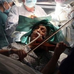 Elle joue du violon pendant son opération du cerveau pour préserver son don