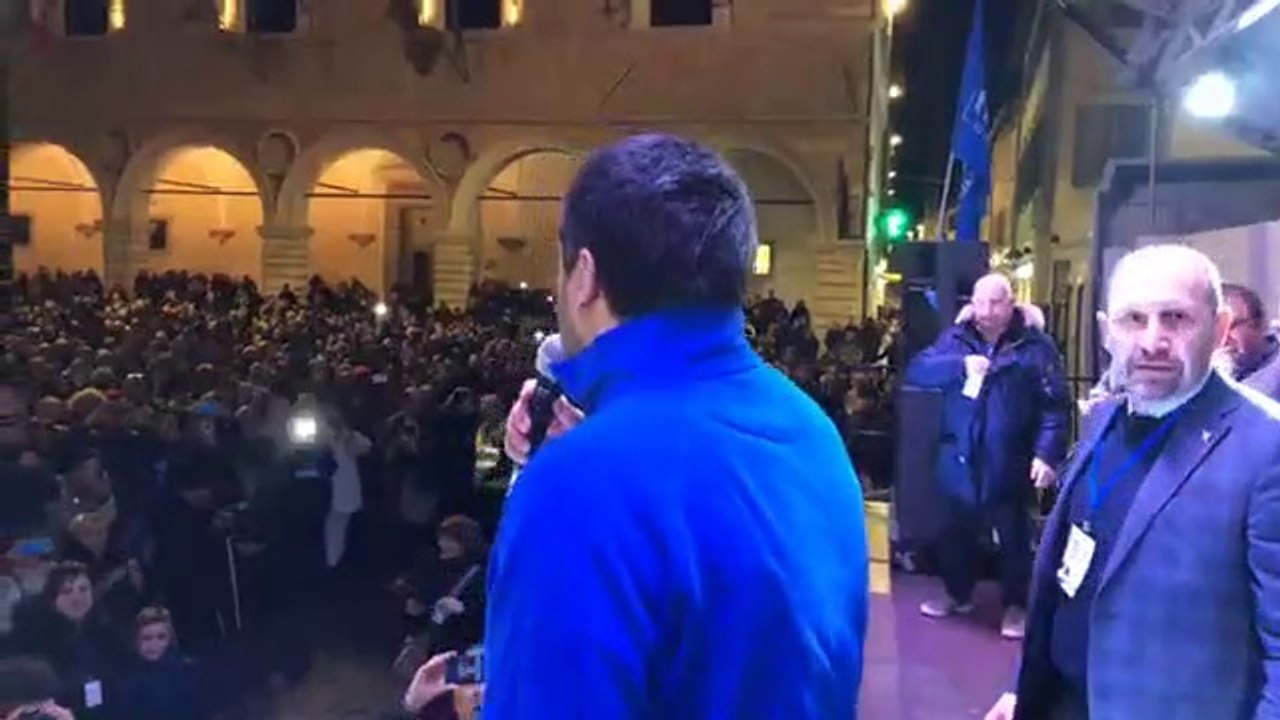MATTEO SALVINI SCATENATO IN PIAZZA DEL POPOLO  A PESARO - 20.02.20