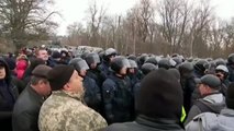 Decenas de ucranianos protestan indignados por la evacuación de 45 compatriotas desde Wuhan