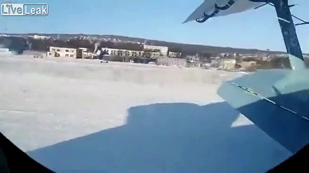 Il filme le crash de leur avion au décollage !