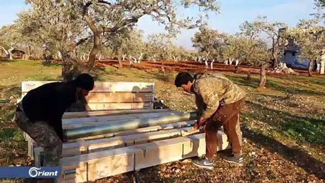 كاميرا أورينت ترصد استهداف الفصائل لمواقع ميليشيا أسد في بلدة النيرب