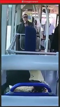 Il pense filmer discrètement une fille dans le bus mais a oublié son flash... Flag