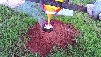 Il coule de l'aluminium dans une fourmilière abandonnée, ce qu'il obtient est génial