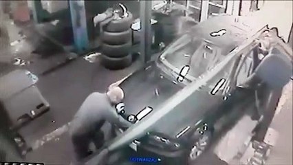 Ce pauvre mécano passe une très mauvaise journée