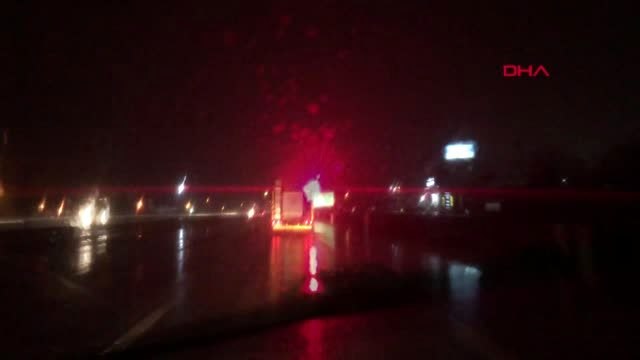 Sakarya bariyere çarpan otomobilin kopan lastiğine çarptı