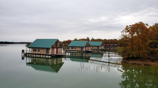 Plan a Relaxing Getaway to These Floating Cabins Halfway Between Dallas and Oklahoma City