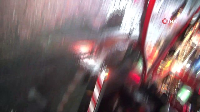 Yenibosna'da bir tekstil atölyesinde yangın çıktı, olay yerine çok sayıda itfaiye ekibi sevk edildi