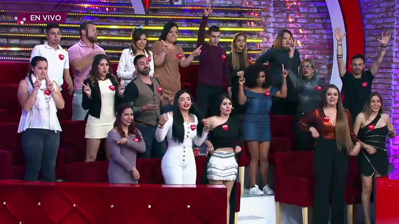 ¡Caro recibe a su admirador secreto en un portal! | Enamorándonos