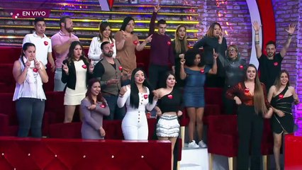 ¡Caro recibe a su admirador secreto en un portal! | Enamorándonos