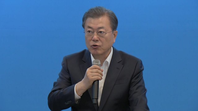 문 대통령 코로나19 매우 엄중...방역·경제 모두 잡아야 / YTN