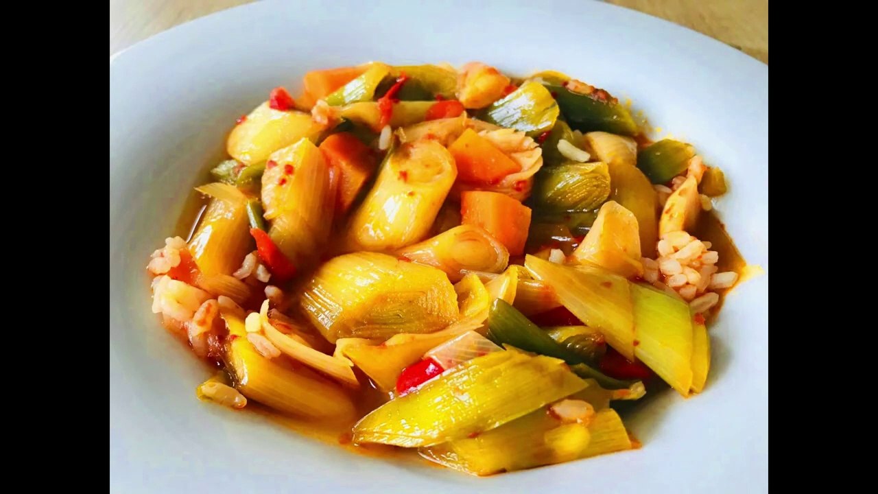 Pırasa yemeği nasıl yapılır  portakal suyu ile pişen zeytin yağlı pırasa yemeği 