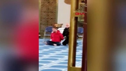 Londra'da camide bıçaklı saldırı... johnson derin üzüntü duydum