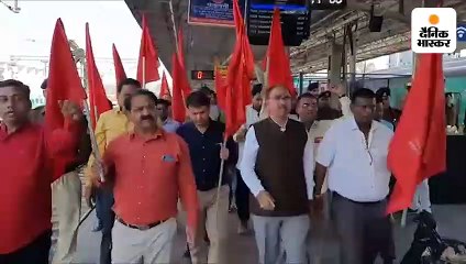 विरोध के मध्य रवाना हुई काशी-महाकाल एक्सप्रेस 