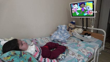 Oğlunu daha fazla yaşatabilmek için sabaha kadar lif örüyor, çorap satıyor