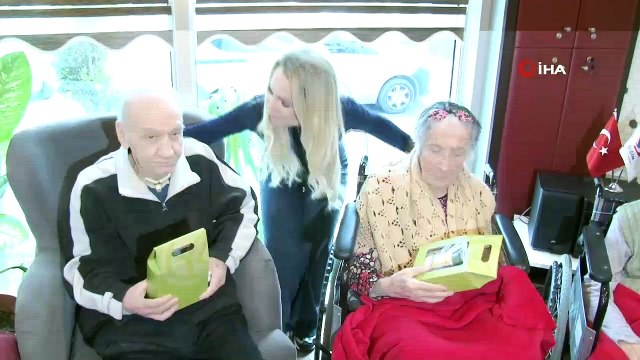 Ünlü şarkıcı Pınar Aylin ve Simay Özyiğit'ten yaşlılara moral ziyareti