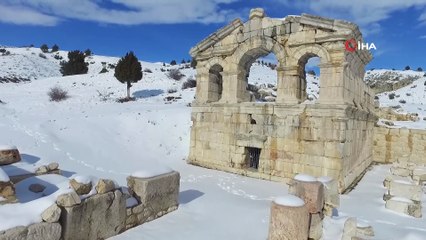 Adana'nın kuzey ilçesinde eşsiz kar manzarası böyle görüntülendi