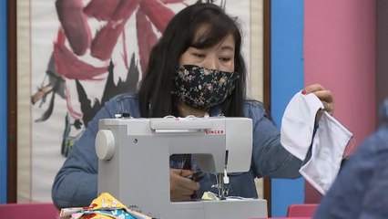 Скачать видео: Hongkongers make reusable fabric masks as Covid-19 epidemic leads to shortages and sky-high prices