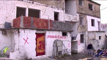 Ora News - Nëntë familje rome në Lezhë ende pa zgjidhje, disa i kthehen banesave të dëmtuara