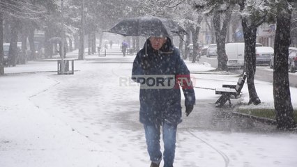 Report TV - Korça mbulohet nga dëbora, rruga për në Dardhë kalohet me zinxhirë