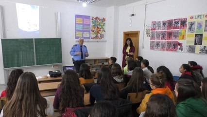 Policia mban ligjëratë para nxenesve-Lajme