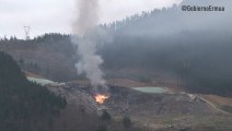 Maquinaria extingue fuego en el vertedero de Zaldibar