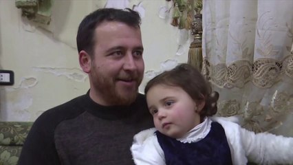 3-vjecarja qe qesh nga bombat