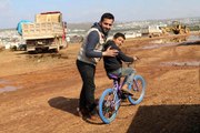 'Babamdan sonra ceket alan olmadı' diyen Suriyeli Fuad'a mont ve bisiklet