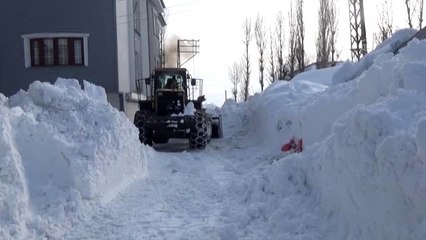 Yüksekova'da biriken karlar ilçe dışına taşındı