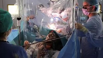 Une patiente joue du violon pendant une opération chirugicale pour retirer sa tumeur cérébrale