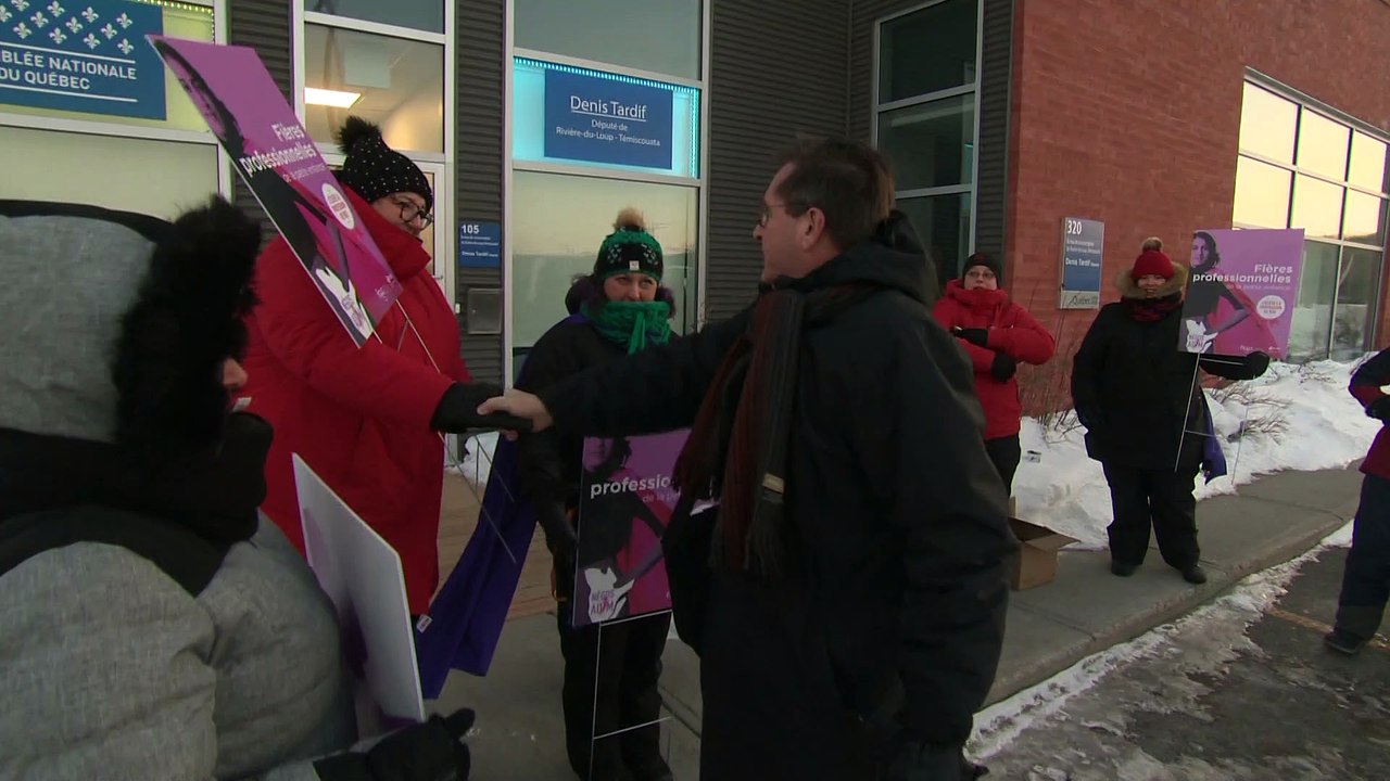 Garderie en milieu familial : Des responsables manifestent devant les bureaux de Denis Tardif