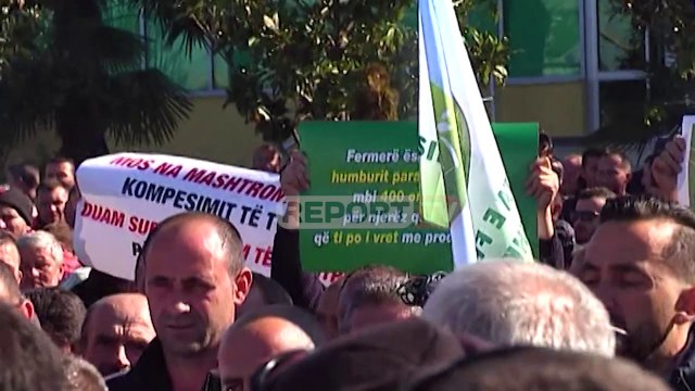 Report TV -Tentojnë të bllokojnë rrugën në Lushnje, fermerët tension me policinë!