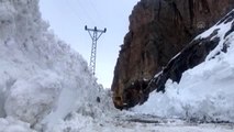 Tatvan'da karla mücadele çalışmaları aralıksız devam ediyor