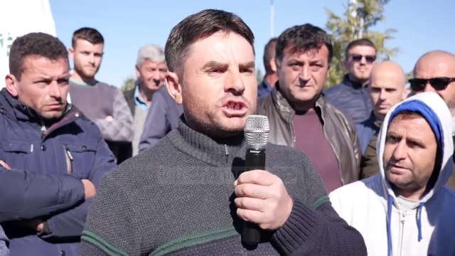 “Prodhimet tona nuk po shiten”/ Lushnje, fermerët zënë rrugët