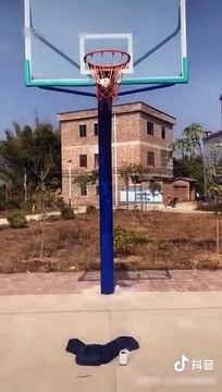 Un ballon coincé sur un panier de basket