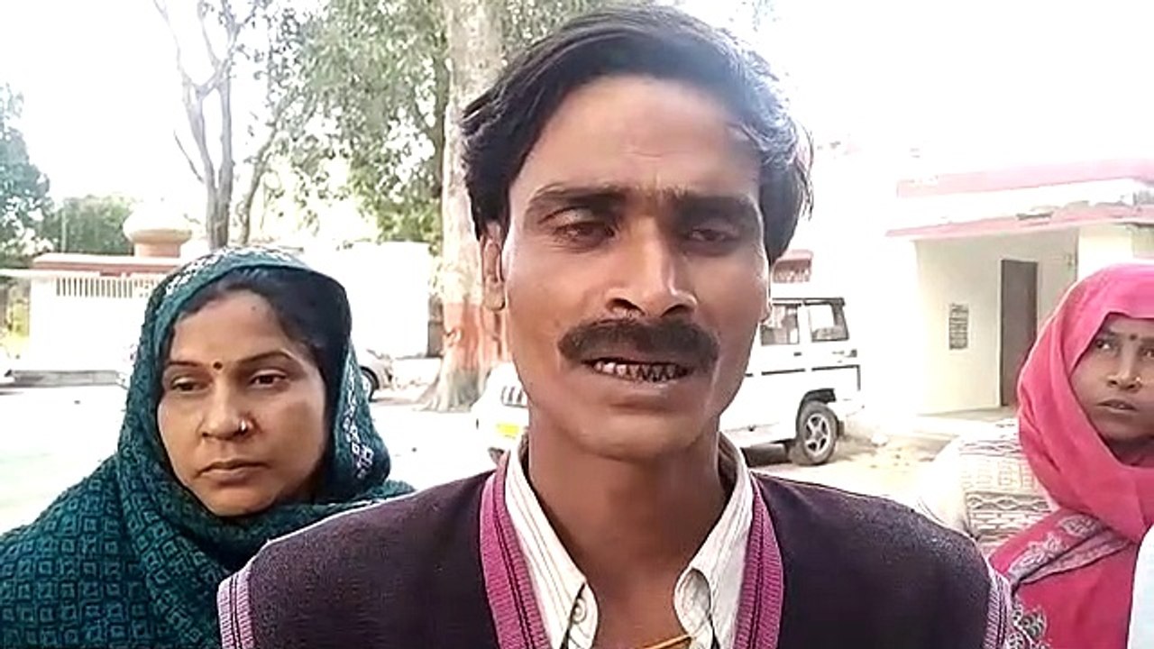 इटावा:दबंगों से परेशान होकर पीड़ित पहुंचा एसएसपी से शिकायत करने