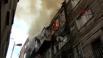 İstanbul şişli'de ahşap binada yangın alevler 2 binaya daha sıçradı aktüel