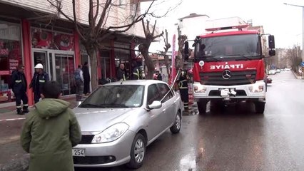 Apartmanda çıkan yangında bir kişi dumandan etkilendi