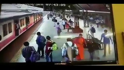 Il traverse les voies pour ne pas louper son train et frôle la mort