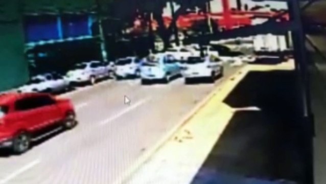 Mulher procura por motorista que causou acidente na Rua São Paulo