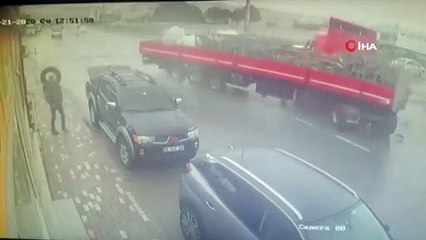 Kontrolden çıkan tır 5 araca çarparak durabildi...Feci kaza kamerada: 1 ölü, 5 yaralı