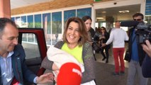 Díaz presenta a su nueva hija a la salida del hospital Virgen del Rocío