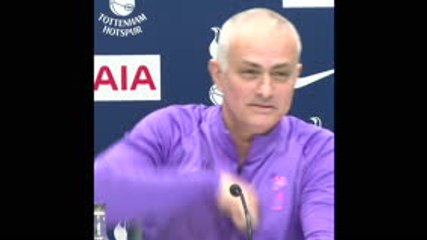 Скачать видео: Mourinho hilariously reacts to interruption from young Spurs fans