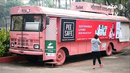 Viejos autobuses se convierten en baños femeninos cómodos y seguros en India