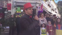 Kthehen pas 60 vitesh karnavalet në Gjirokastër, qyteti i gurtë 'pushtohet' nga maskat dhe kostumet