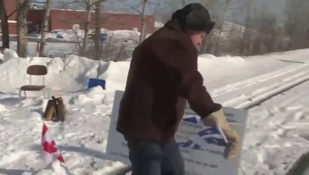 Exaspéré par le blocus ferroviaire qui se poursuit au Canada, le maire de Louiseville, Yvon Deshaies, a bloqué une voie ferrée afin de protester contre le manque de leadership de Justin Trudeau.