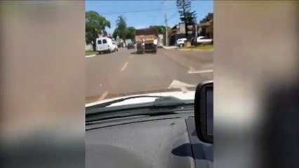 Internauta flagra ciclistas agarrados em traseira de caminhão