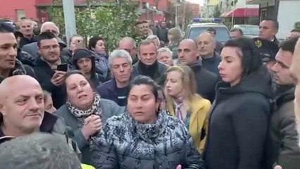 Download Video: “E kam të filmuar”, banorët debat me Ramën për rikonstruksionin e pallatit në Durrës