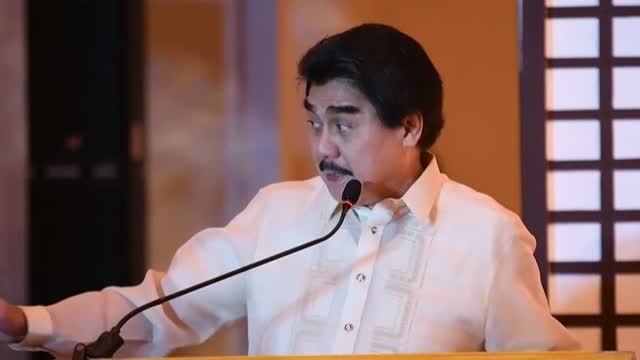 Besos con mascarillas en una boda multitudinaria en Filipinas