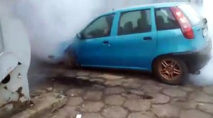 Il s'amuse à accélérer contre un mur et va le regretter